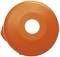 Eine orangefarbene, runde Kunststoffabdeckung mit zentralem Loch.