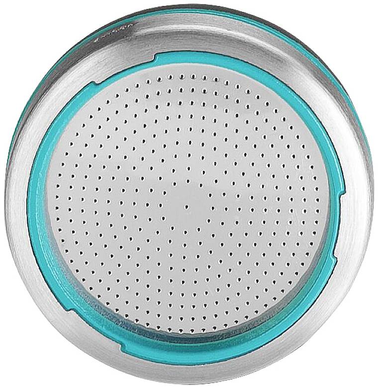 Eine kreisförmige Edelstahlplatte mit einem blauen Rand ist mit kleinen Löchern bedeckt. Sie scheint ein Filter oder Sieb zu sein.