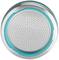 Eine kreisförmige Edelstahlplatte mit einem blauen Rand ist mit kleinen Löchern bedeckt. Sie scheint ein Filter oder Sieb zu sein.