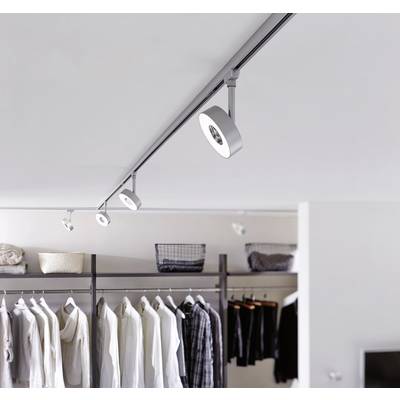 Schienensystem mit modernen Deckenleuchten beleuchtet stilvoll Kleiderschrank mit hängender Kleidung. Minimalistisches Raumdesign.