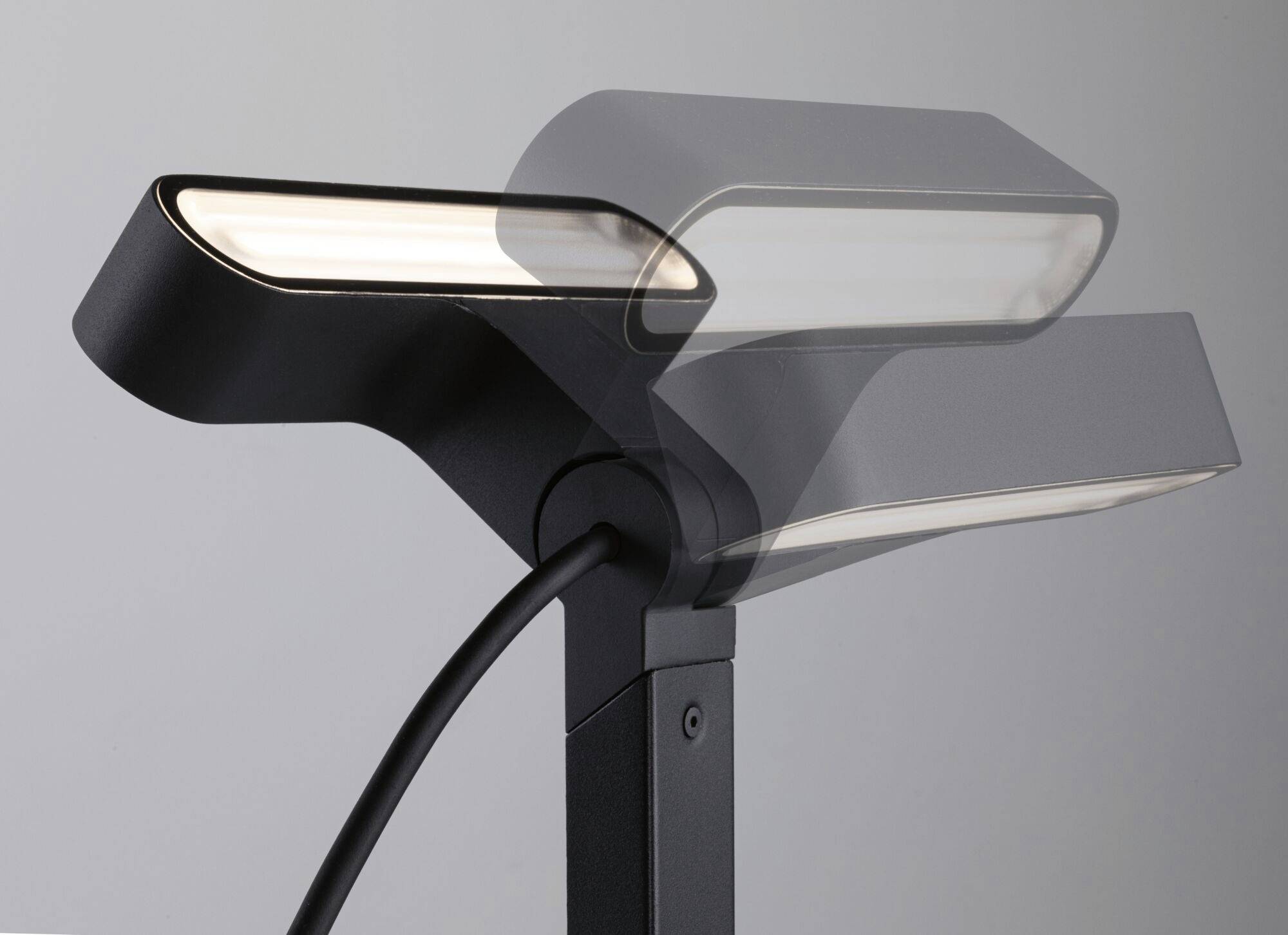 Eine moderne, schwarze Stehlampe mit einem beweglichen LED-Leuchtkopf, der in zwei Positionen gezeigt wird, erleuchtet einen Raum.