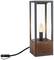 Tischlampe mit modernem Design: Rechteckiger Glaskörper, Holzsockel, sichtbares Glühbirnendesign, schwarzes Kabel mit Stecker.