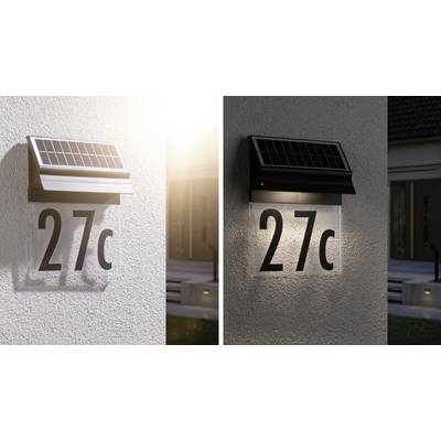 Solarbetriebene Hausnummer 27c am Tag und bei Nacht. Links im Sonnenlicht ohne Beleuchtung, rechts leuchtend im Dunkeln.
