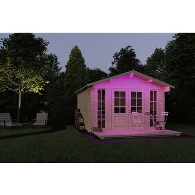 Ein kleines Holzhaus mit rosa Beleuchtung steht im Garten. Daneben sind Gartenmöbel und ein beleuchteter Baum. Abendszene im Freien.