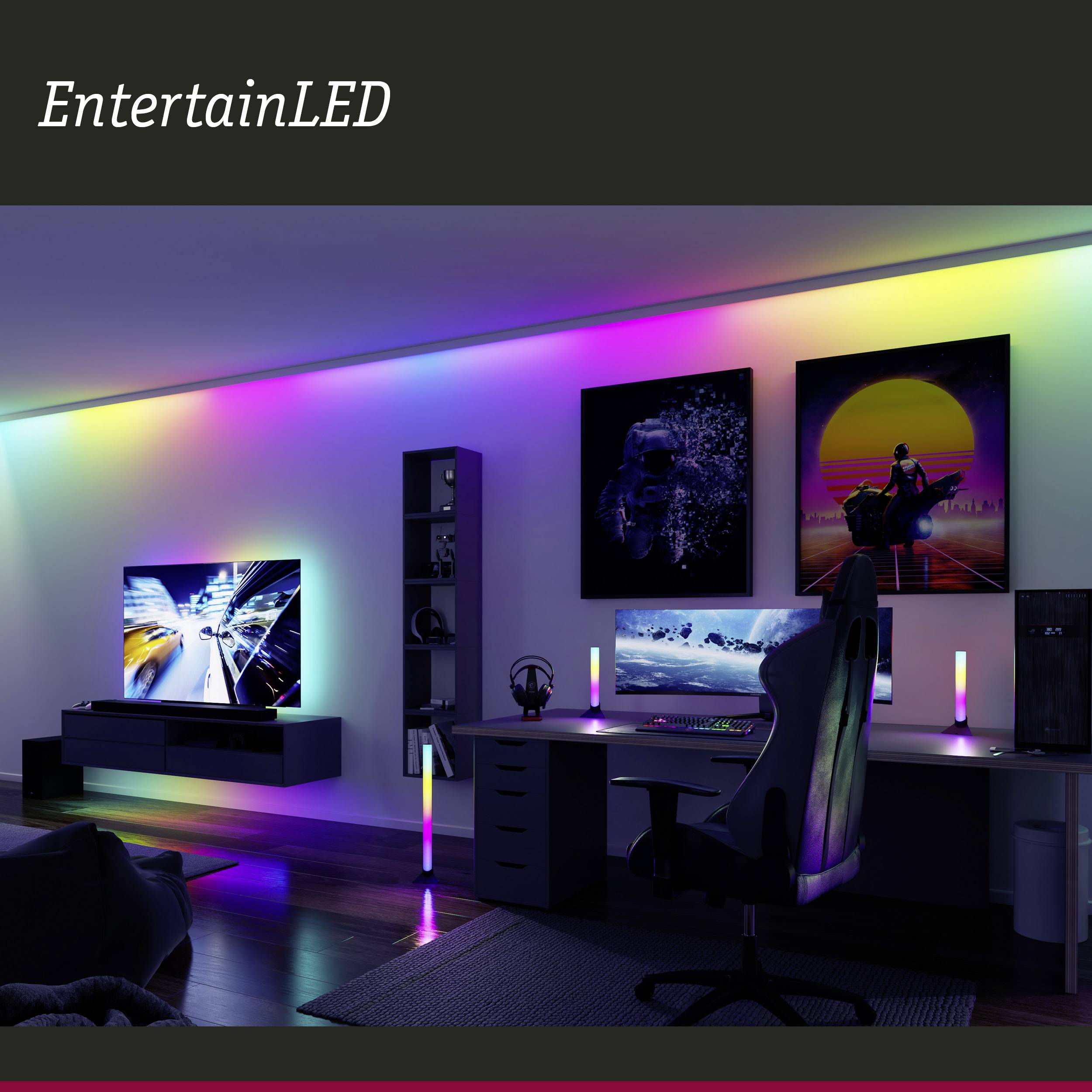 Modern eingerichteter Raum mit LED-Beleuchtung in Regenbogenfarben, zwei Bildschirme auf einem Schreibtisch und futuristischem Ambiente.