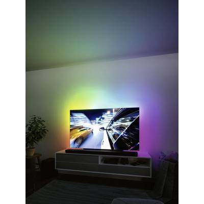 Ein Fernseher mit buntem Hintergrundlicht zeigt eine verschwommene Szene von fahrenden Autos.