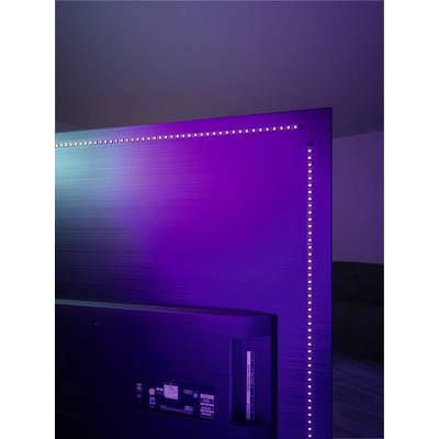 Ein Fernseher mit LED-Hintergrundbeleuchtung in Lila- und Blautönen an der Wand montiert. Die LED-Leiste verläuft entlang der Kante.