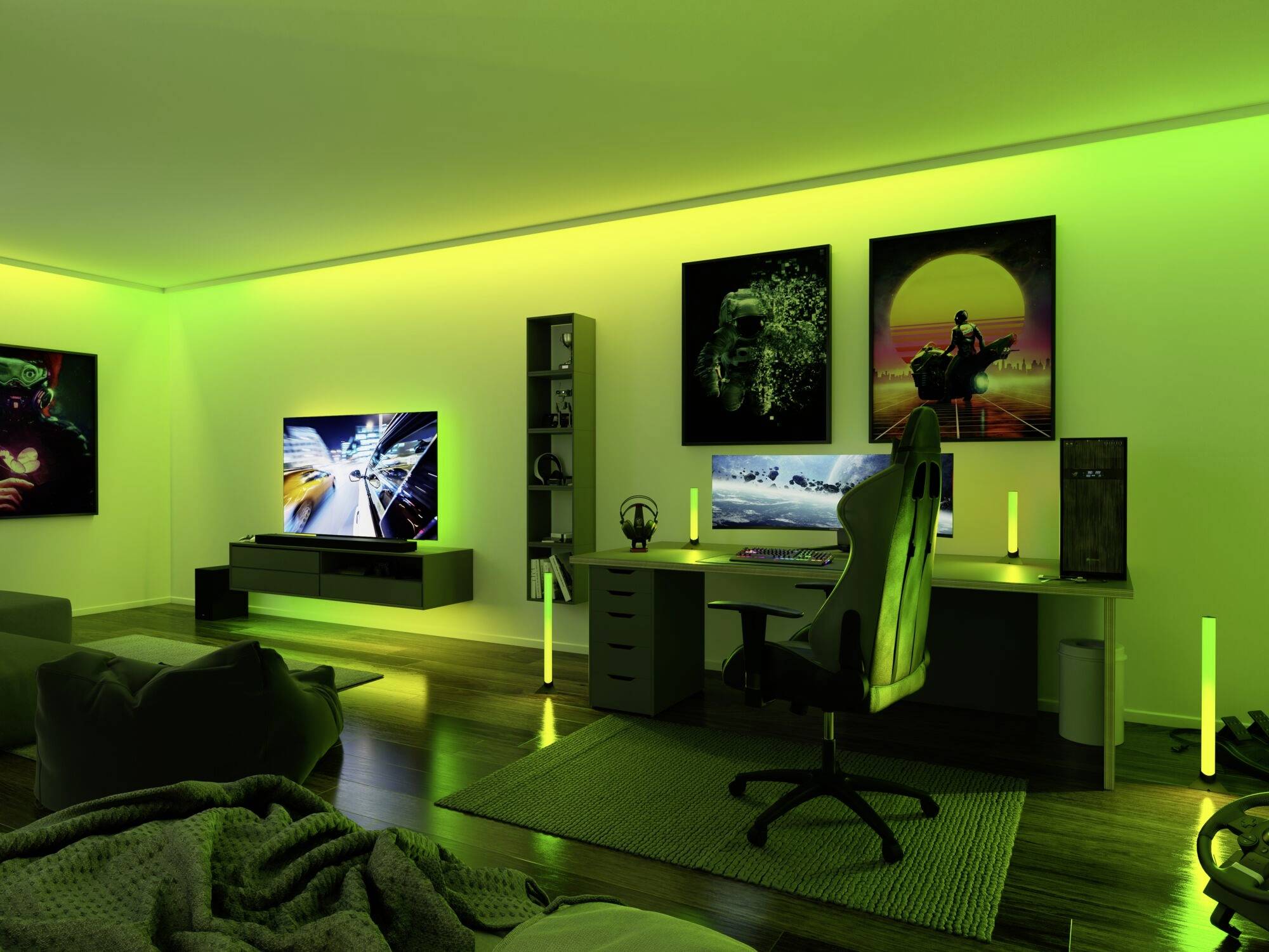 Ein modernes Gaming-Zimmer mit grünem Beleuchtungseffekt. Ein großer Bildschirm zeigt ein Spiel, daneben stehen Gaming-Stuhl und PC-Tower. Wandbilder im Hintergrund.