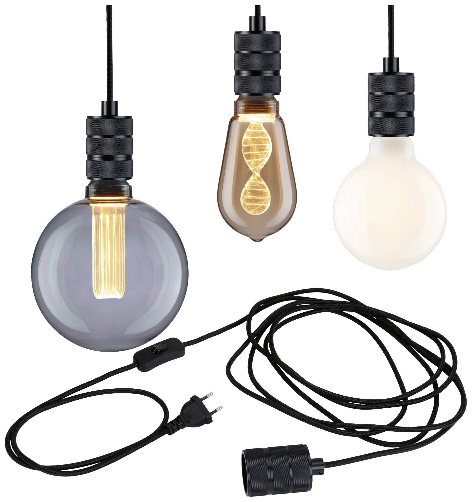 Drei verschiedene Glühbirnen an einem schwarzen Kabel mit Stecker. Unterschiede in Form und Filamentdesign, modern und dekorativ.