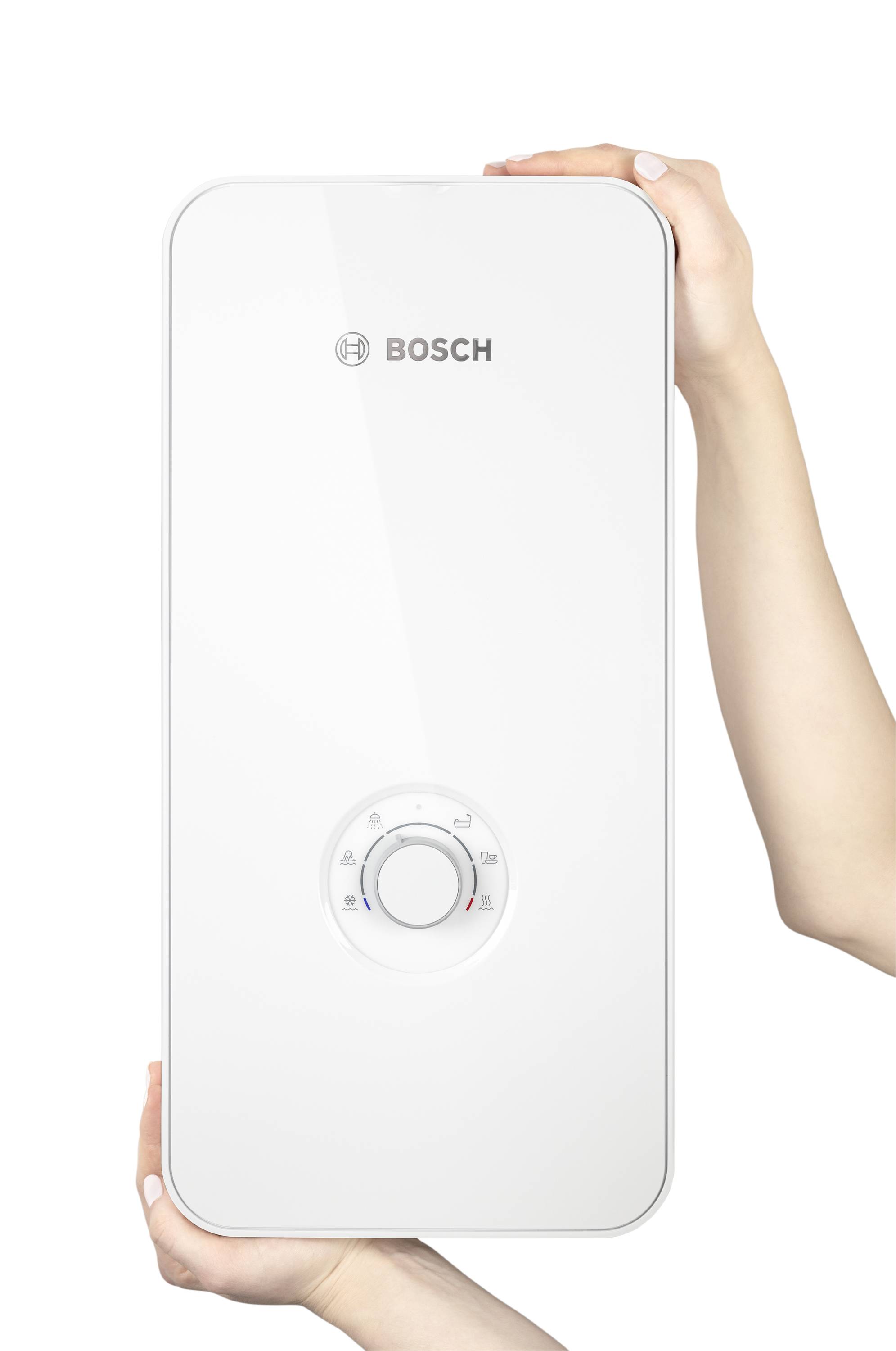 Eine Person hält einen weißen Bosch-Warmwasserboiler mit zentralem Drehknopf zum Einstellen der Temperatur.