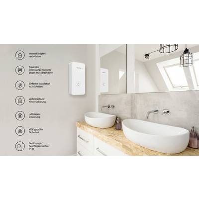 Ein Badezimmer mit zwei Waschbecken und einem weißen, an der Wand montierten Warmwasserbereiter. Links daneben sind Symbole mit Produktmerkmalen.