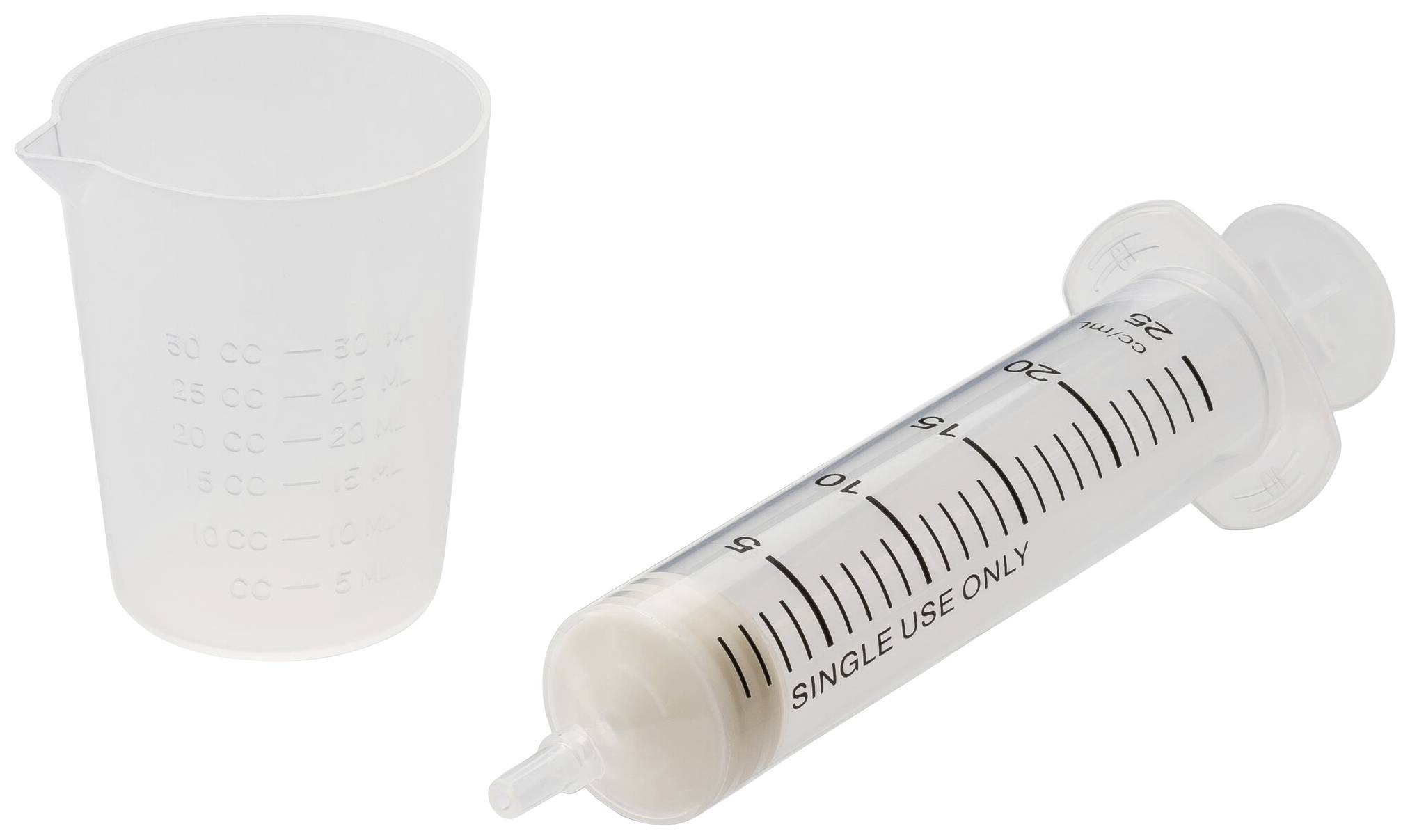 Ein transparenter Messbecher mit Skala neben einer großen Einmalspritze, beide ohne Flüssigkeit.