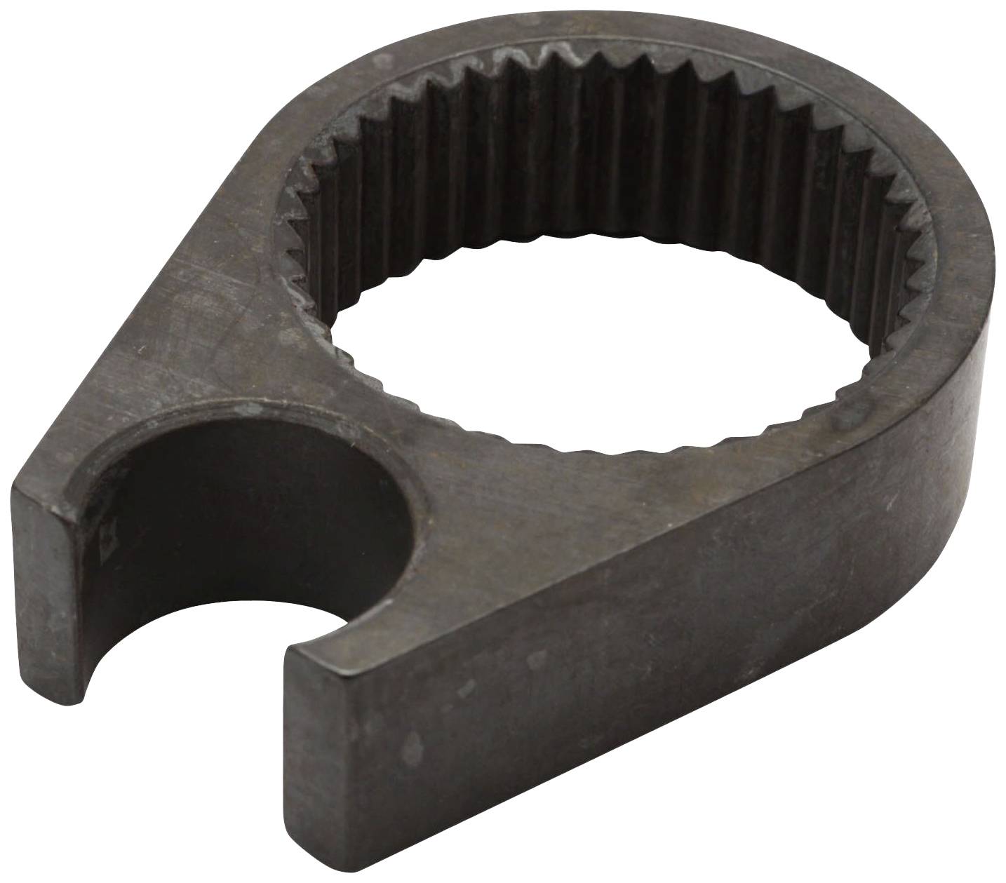 Eine metallische Ringschraube mit zahnartigen Kanten auf der inneren Fläche, wahrscheinlich ein Maschinenteil oder Werkzeug.