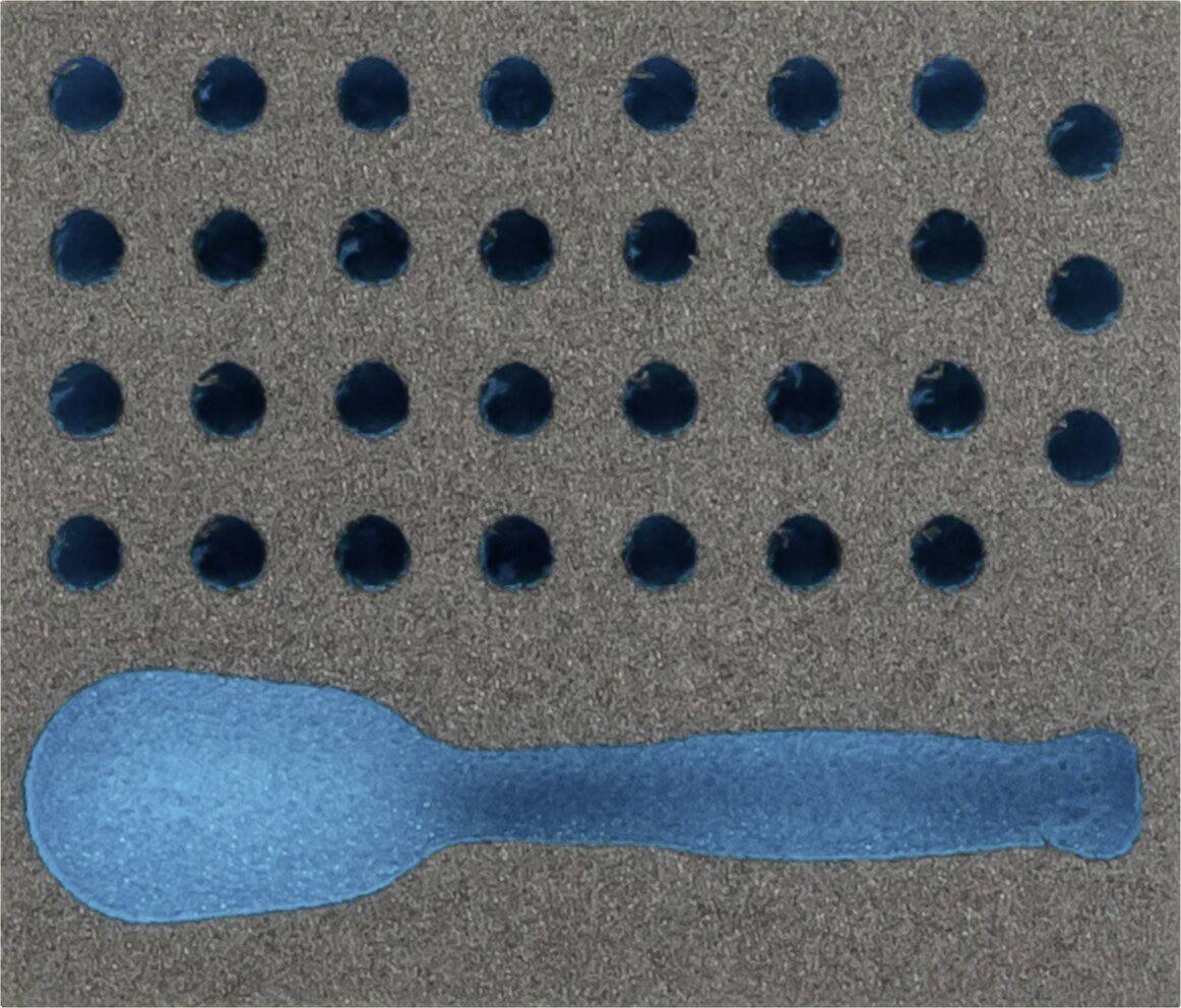 Blaue Tropfen und Tropfenform in einem regelmäßigen Muster auf grauem Hintergrund.