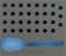 Blaue Tropfen und Tropfenform in einem regelmäßigen Muster auf grauem Hintergrund.