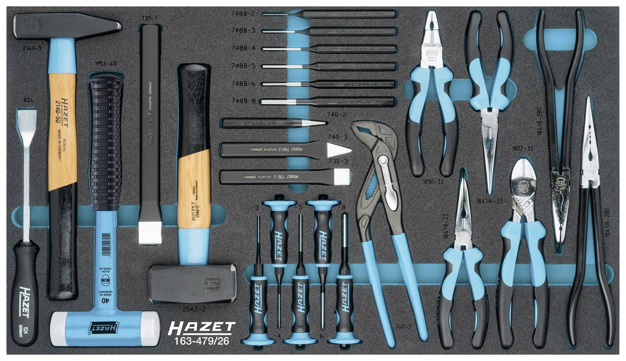 Ein Werkzeugsatz mit Hämmern, Schraubendrehern, Zangen und Feilen auf einem geordneten Schaumstoffhalter. Marke 'HAZET'.