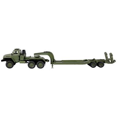 Ein grüner Militärlastwagen mit sechs Rädern und einem großen Anhänger für den Panzertransport. Der Anhänger hat zwei Achsen.