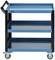 Ein dreistufiger blauer Werkstattwagen mit schwarzem Rahmen und gebremsten Rollen, ideal zum Transport von Werkzeugen und Materialien.
