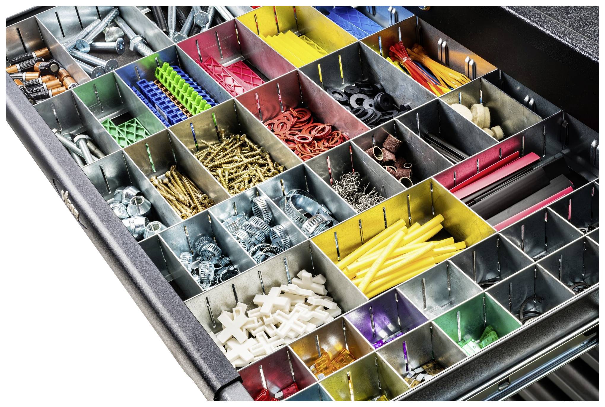 'Offene Schublade mit sortierten Kleinteilen: Nägel, Schrauben, Dübel und Kabel. Bunte, abgeteilte Kästchen für übersichtliche Aufbewahrung.'