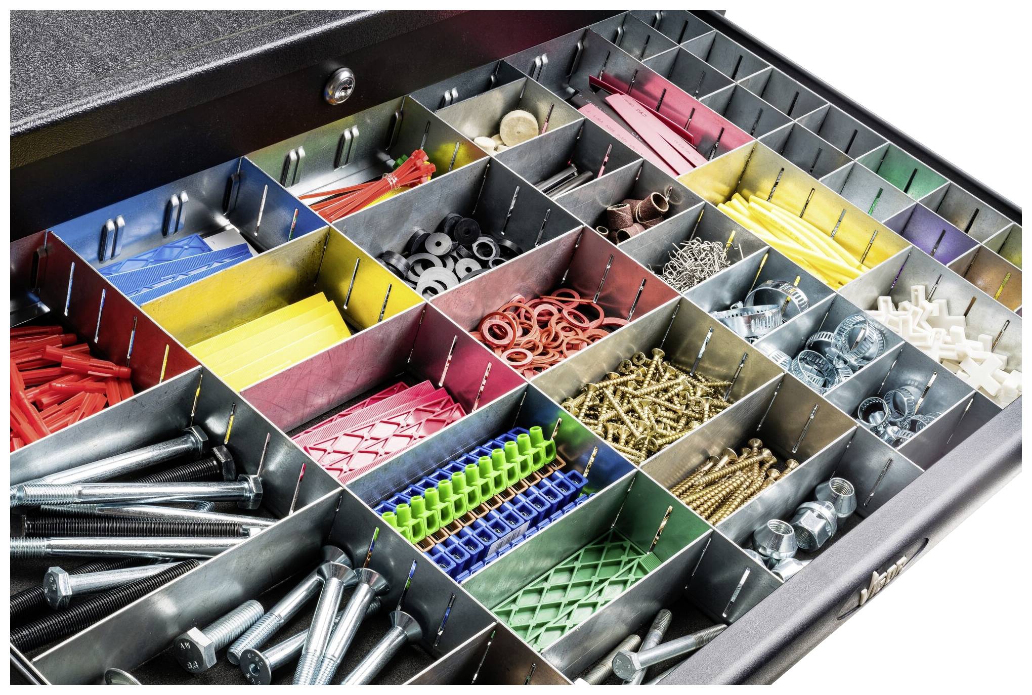 'Sortierte Schublade mit Schrauben, Nägeln, Dübeln und anderen Befestigungsmaterialien in verschiedenen Fächern.'