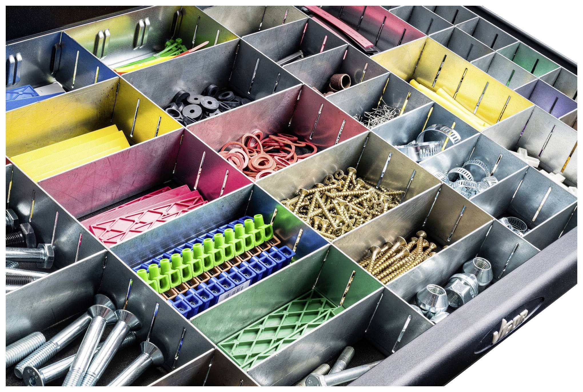 Eine geöffnete Box mit Fächern, die diverse Schrauben, Dübel, Muttern und Unterlegscheiben enthalten, geordnet nach Typ und Größe.