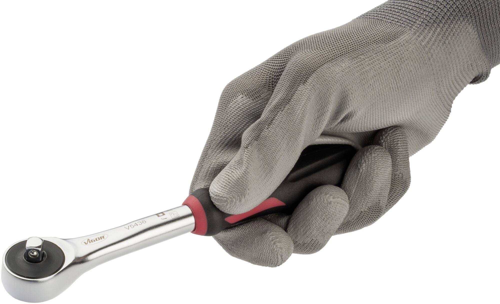 Eine Hand in einem grauen Handschuh hält einen kleinen Ratschen-Schraubenschlüssel.