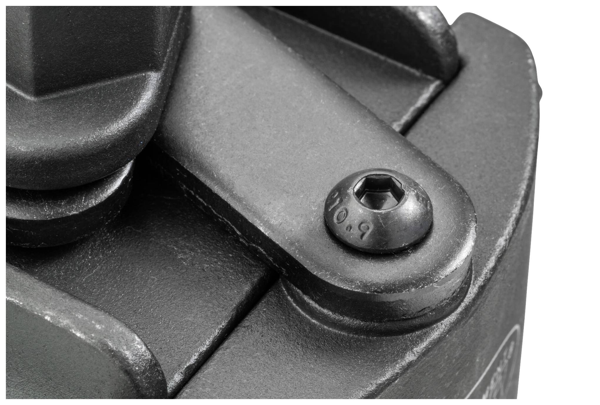 Nahaufnahme einer sechseckigen Schraube auf einer Metallschiene. Schraube mit Innensechskantkopf zur Befestigung von Bauteilen.