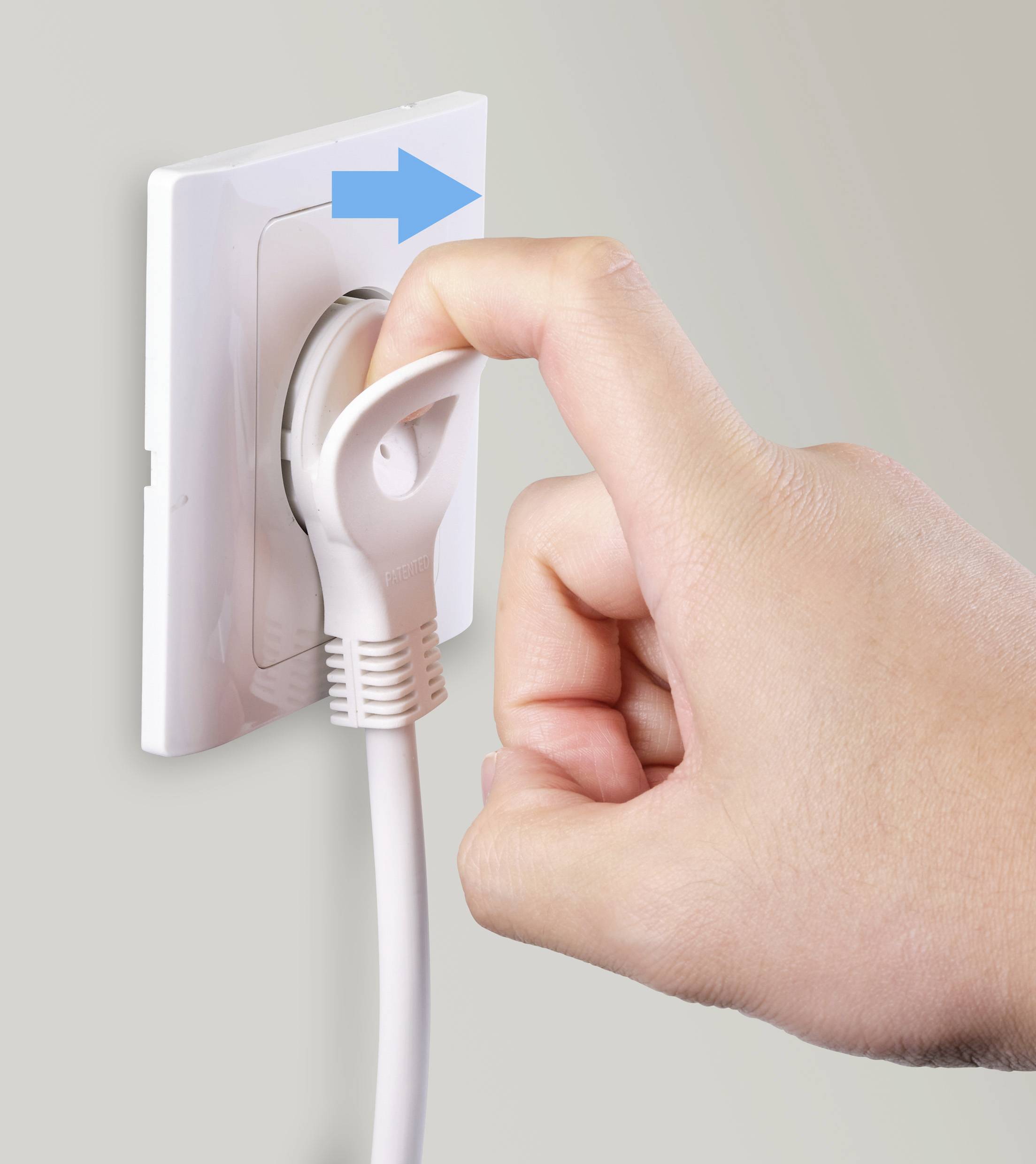 Eine Hand zieht einen weißen Stecker aus einer Wandsteckdose. Ein blauer Pfeil zeigt die Ziehrichtung.