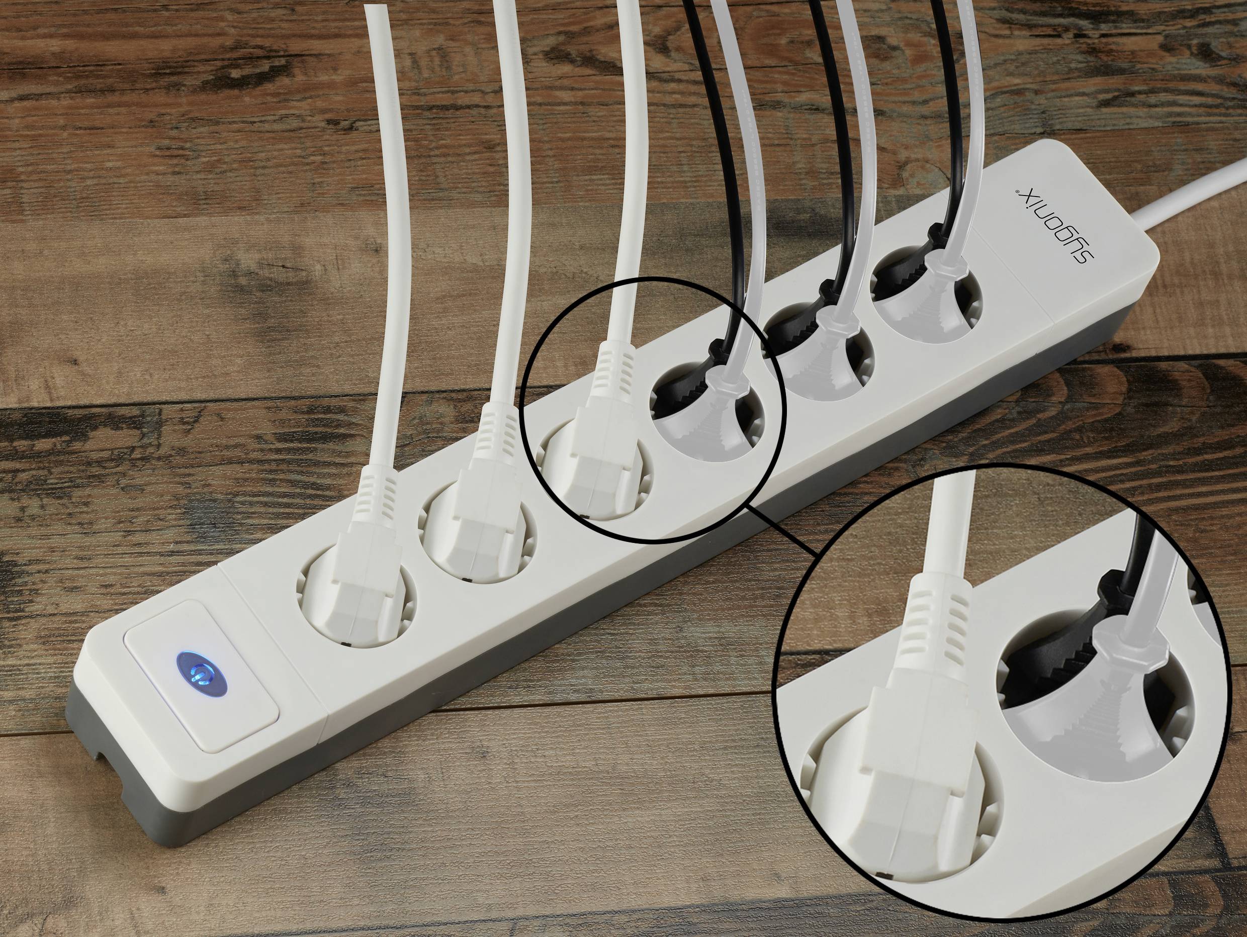 Mehrfachsteckdose mit mehreren angeschlossenen Kabeln. Zwei Steckplätze sind hervorgehoben, um die korrekte Ausrichtung der Stecker zu zeigen.