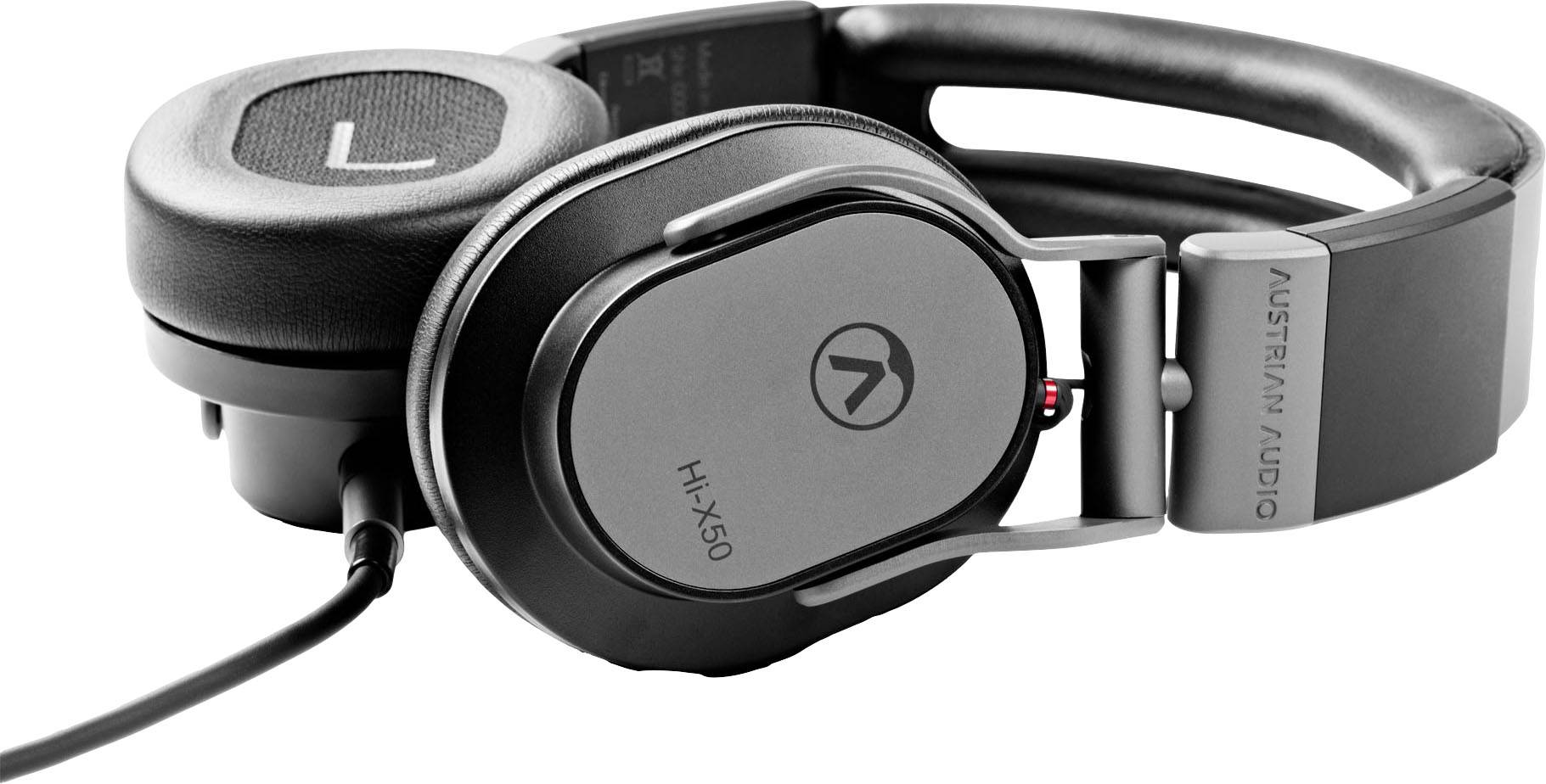 Schwarze, geschlossene Kopfhörer mit Kabel, Modell 'Hi-X50' von Austrian Audio, liegen auf einer Oberfläche. Sie haben ovale Ohrmuscheln.