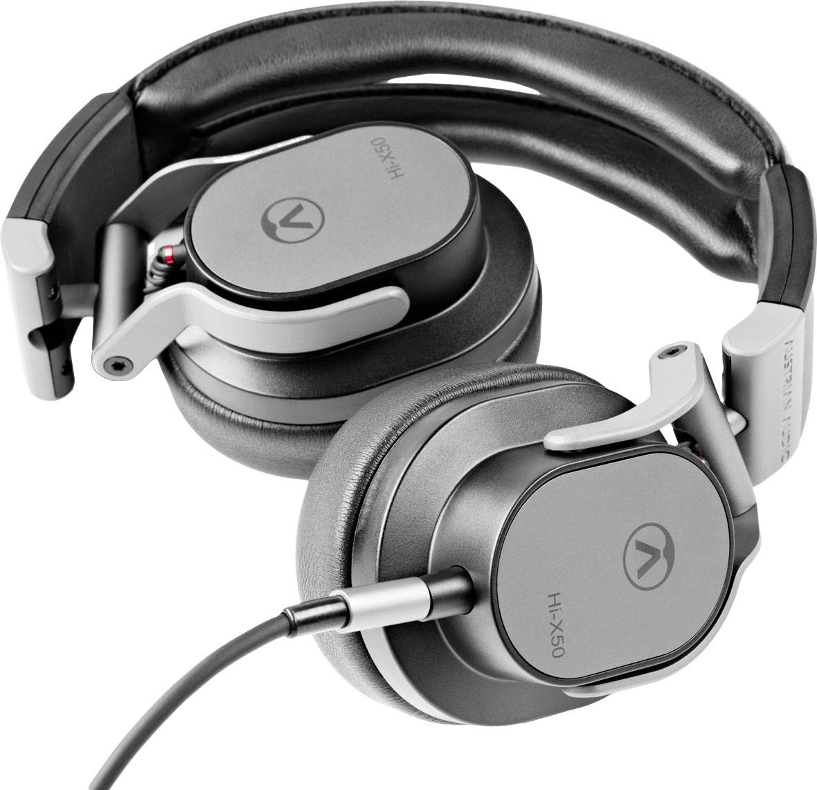 Schwarze, over-ear Kopfhörer mit gepolstertem Bügel und Kabel, Modell 'HX-50', auf einer Fläche liegend.
