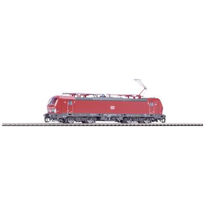 Rotes Modell einer elektrischen Lokomotive auf Gleis, seitlich fotografiert, mit sichtbarem Pantographen nach oben gerichtet.
