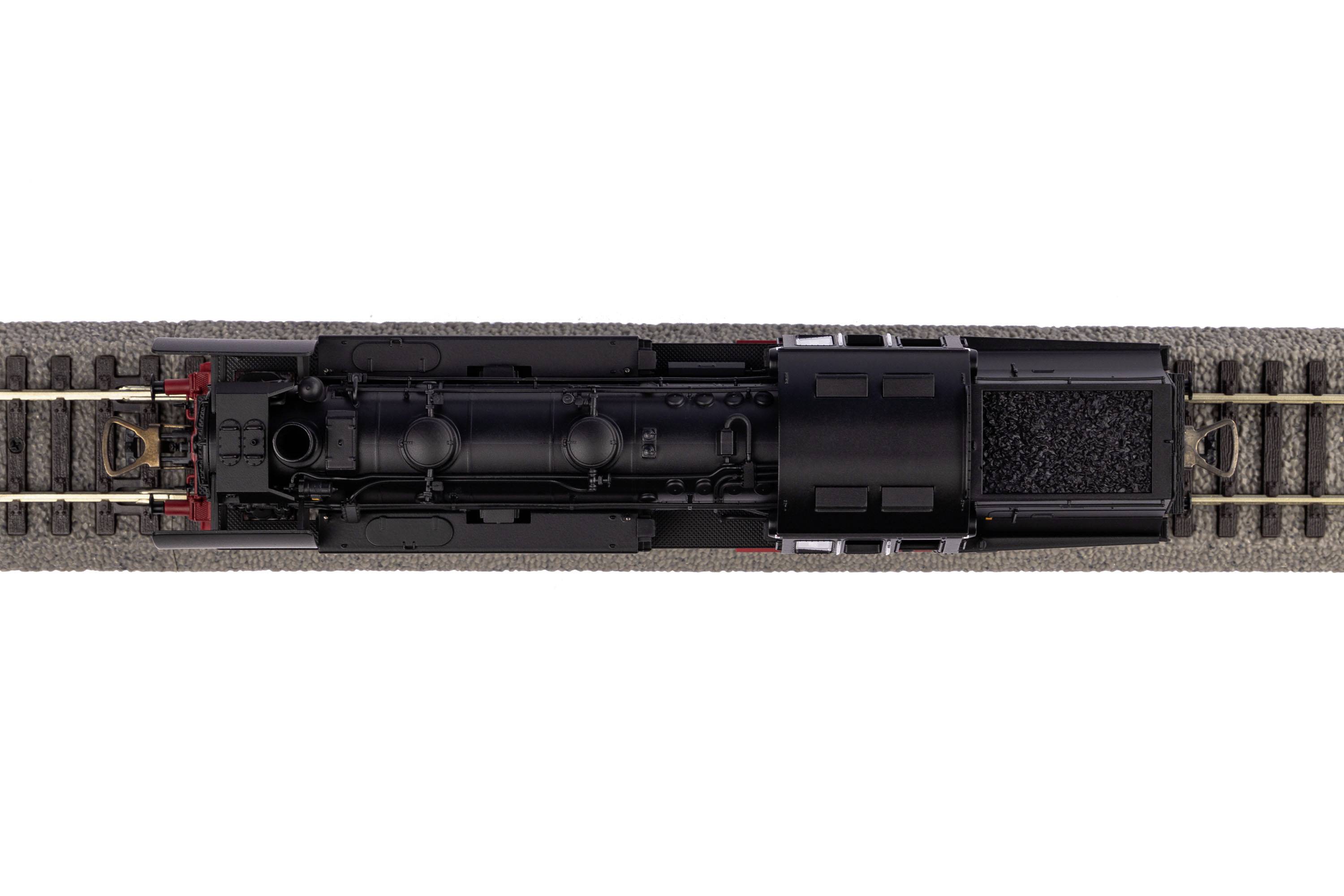 Eine schwarze Modelleisenbahn-Lokomotive auf einem Gleis, von oben gesehen. Sie hat einen Kohletender und ist in einer klassischen Dampflokform.