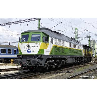 Eine grün-weiß-gelbe Lokomotive der Serie 648 001 steht auf Bahngleisen unter einem Strommast, daneben ein blauer Personenwaggon.