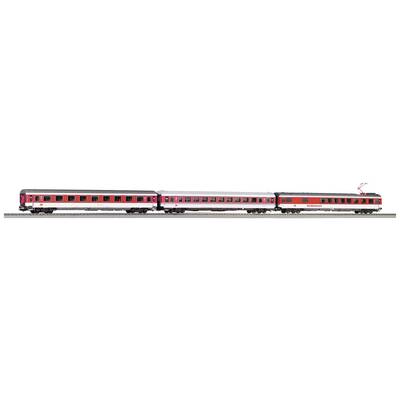 Ein dreiteiliger, silberner Modellzug mit roten Streifen auf einem Gleis. Der vordere Wagen hat einen Stromabnehmer.