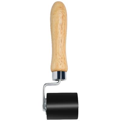 Ein Handroller mit Holzgriff und schwarzer Walze, wird für gleichmäßiges Auftragen von Farbe oder Klebstoff verwendet.