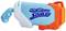 Eine blau-weiße Wasserpistole mit orangefarbenem Griff und der Aufschrift 'NERF Super Soaker' auf der Seite.