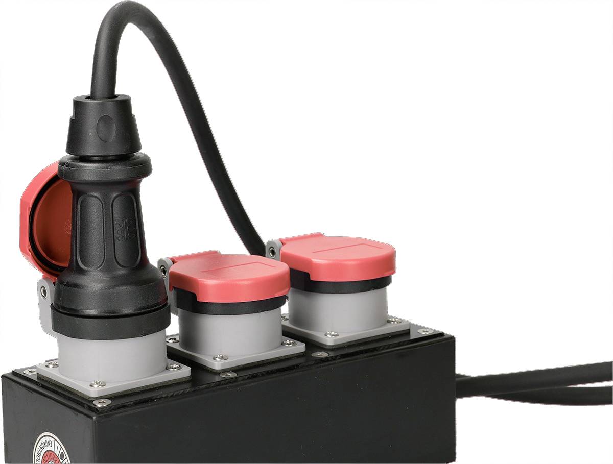 Ein schwarzes Verteilergehäuse mit mehreren Steckplätzen, von denen einer genutzt wird. Ein Kabel ist eingesteckt, rote Abdeckungen sind sichtbar.