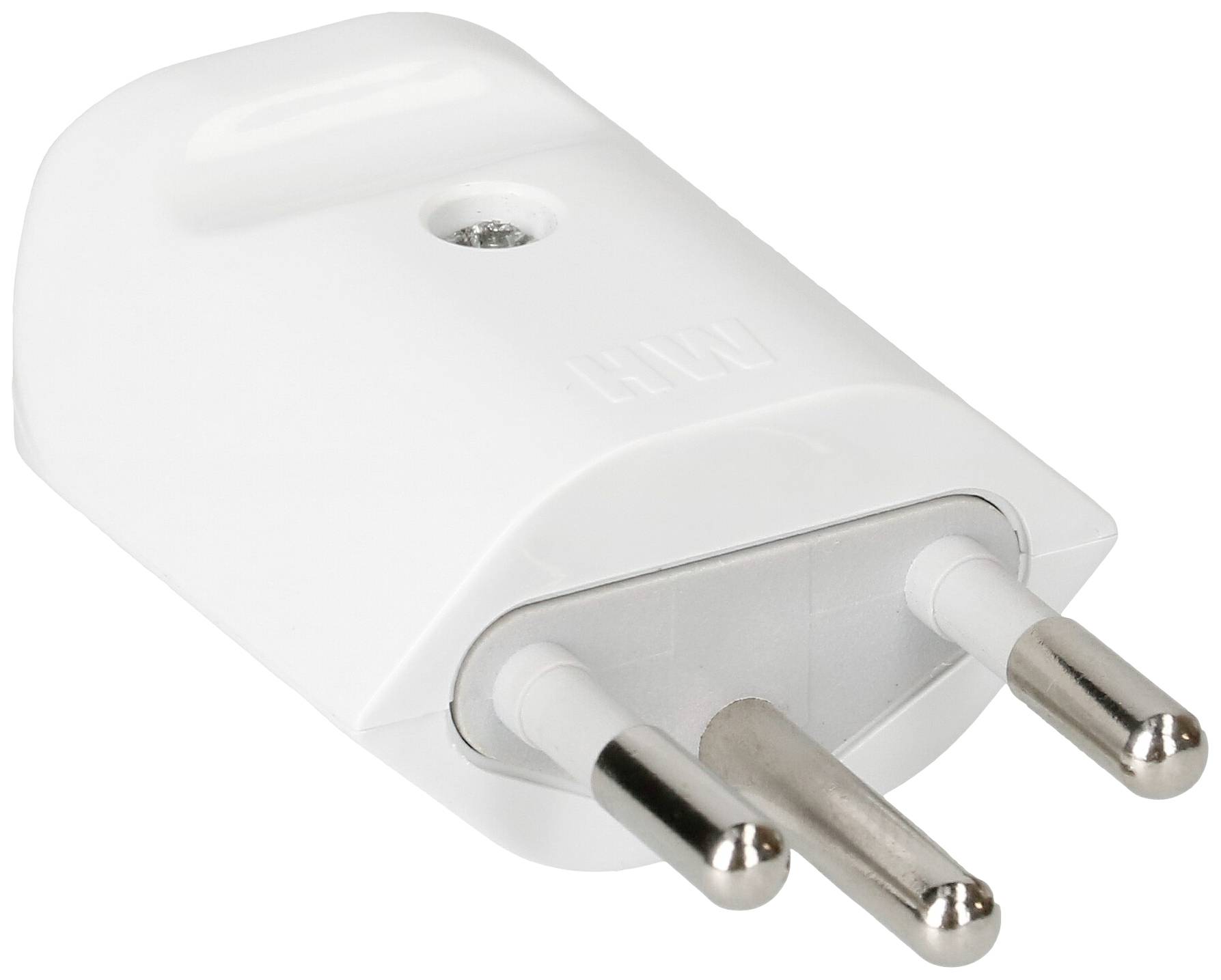 Ein weißer Steckdosenadapter mit zwei silbernen Steckstiften und einem Erdungsstift in der Mitte, auf einer hellen Oberfläche liegend.