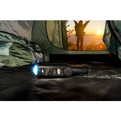 Ein Ladekabel liegt beleuchtet in einem Zelt, im Hintergrund eine Person, die bei Sonnenaufgang in der Natur die Arme hebt.