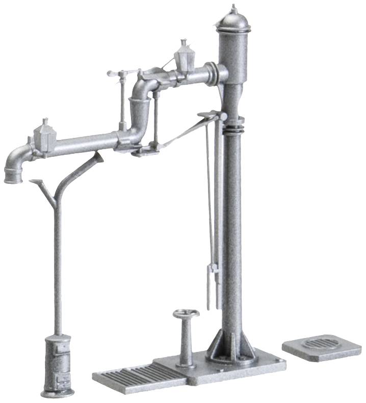 Ein silberfarbener Wasserkran aus Metall mit Rohren und Ventilen. Verwendet in Bahnhöfen, um Dampflokomotiven mit Wasser zu versorgen.