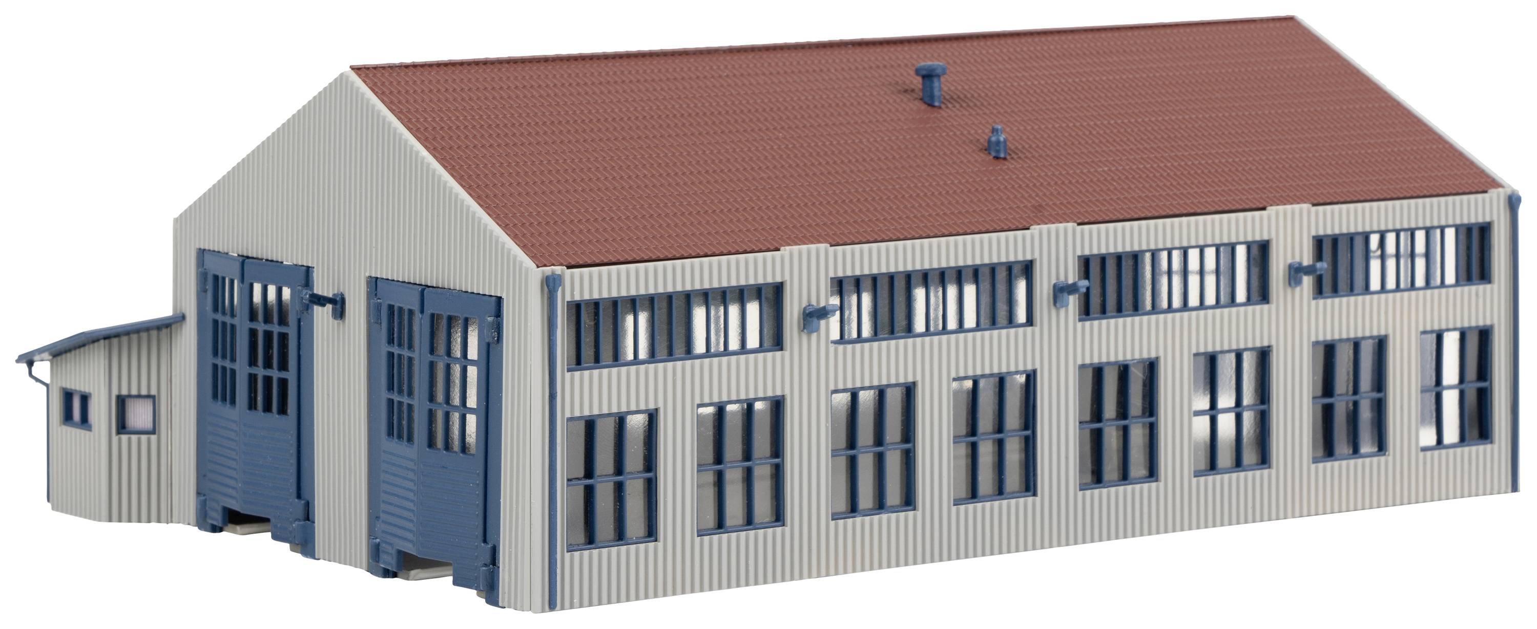 Ein Modellgebäude mit rotem Satteldach und blauen Türen und Fenstern, das eine industrielle Lagerhalle darstellt.