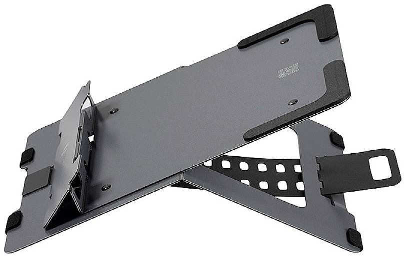 Ein klappbarer Laptop-Ständer aus Metall, zusammengeklappt und teils aufgeklappt. Schwarze Gummipolster verhindern das Verrutschen.