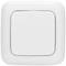 Ein weißer Lichtschalter an einer Wand, in der Mitte leicht eingedrückt.