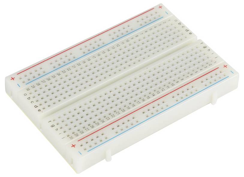 Ein weißes Steckbrett mit blauen und roten Markierungen für elektronische Projekte. Punkte und Buchstaben zur Orientierung.