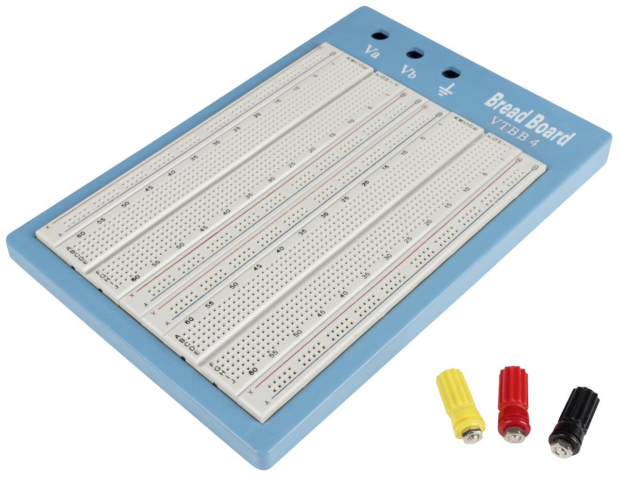 Ein blauer Steckbrett mit mehreren Reihen von Löchern für elektronische Komponenten, daneben drei Bananenstecker in Gelb, Rot und Schwarz.