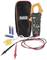 Ein digitales Zangenmultimeter-Set neben Tasche, Kabeln und Batterien. Werkzeug zur Messung von elektrischen Werten.