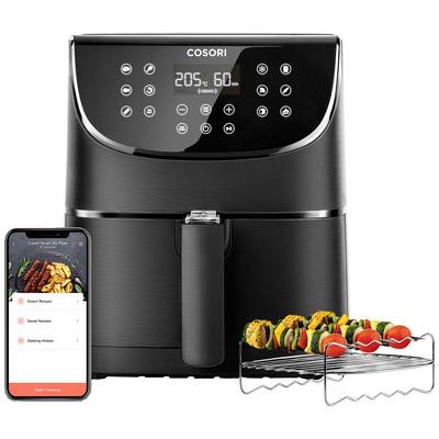 Eine schwarze Heißluftfritteuse mit digitalem Display zeigt 205°C/60 Min. Daneben ein Smartphone mit Rezept-App und Gemüsespieße.