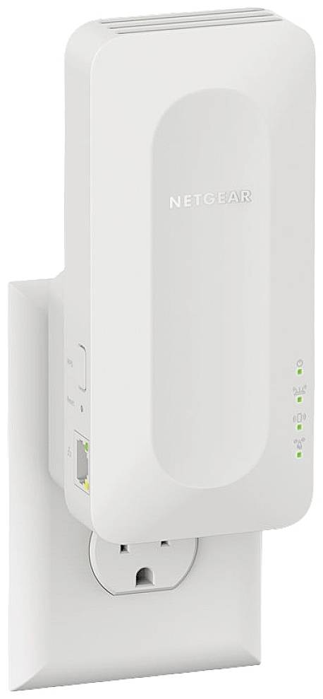 Ein weißer Netgear WLAN-Repeater ist in eine Steckdose eingesteckt. Mehrere LED-Lichter zeigen den Betriebsstatus an.