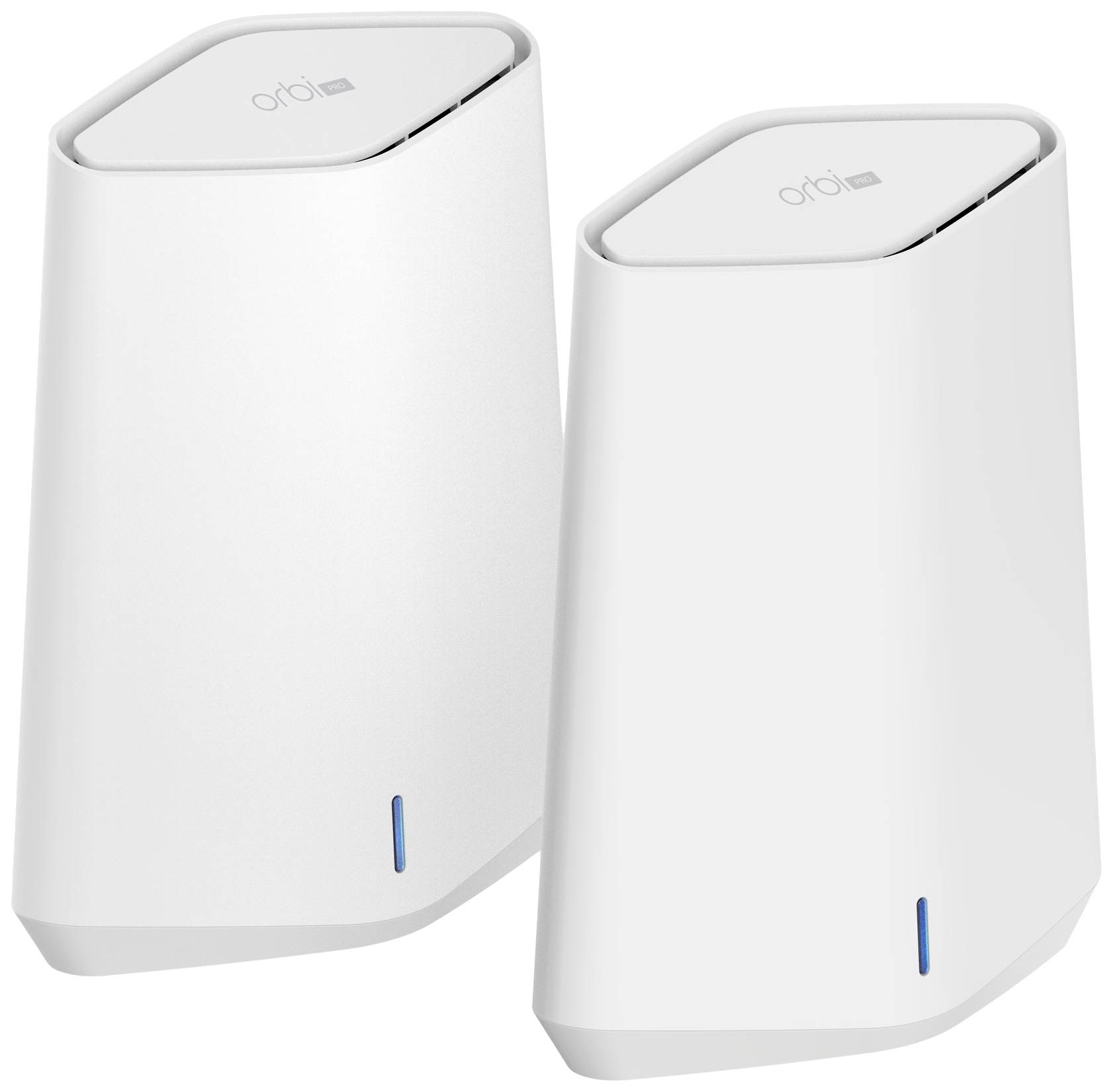 Zwei weiße, moderne WLAN-Router mit blauen LED-Anzeigen an der Vorderseite sind auf einer weißen Oberfläche platziert.